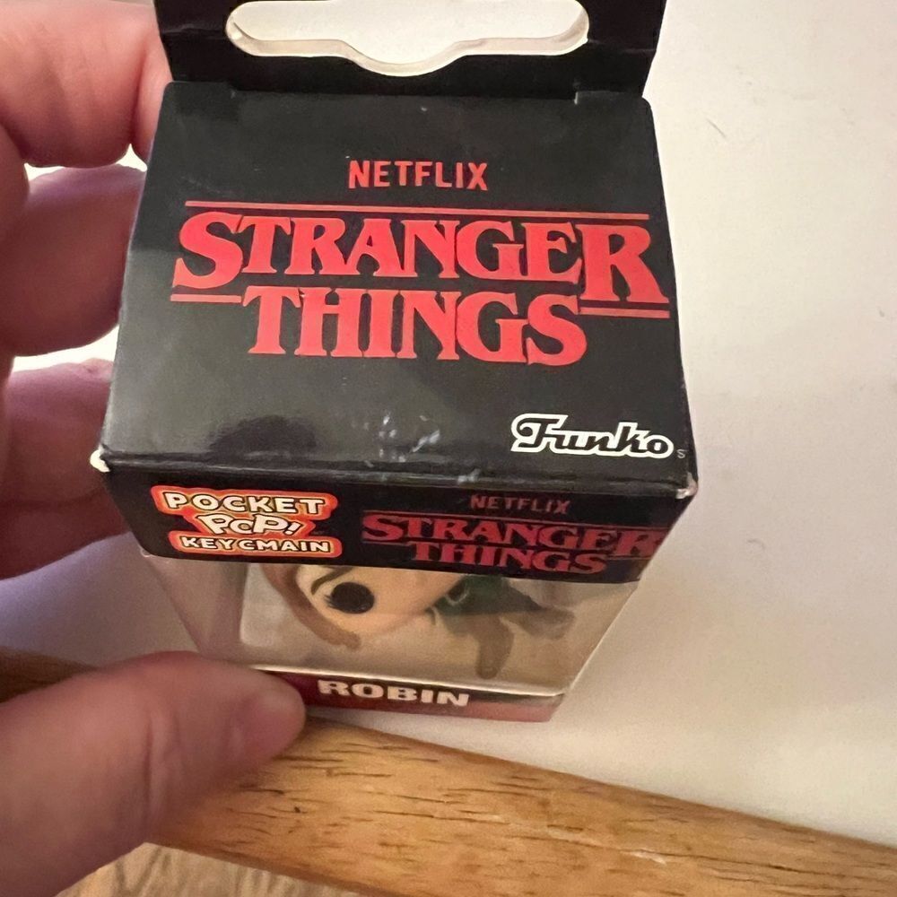 Funko Pop Keychain Stranger Things ROBIN - Picture 3 of 7